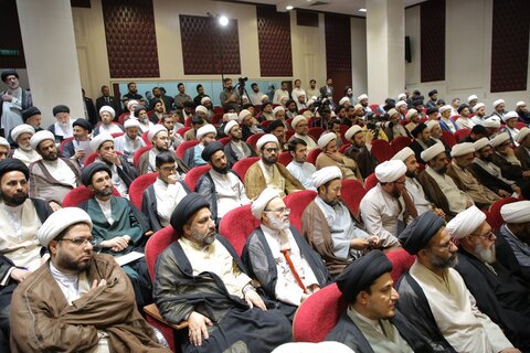 آية الله العظمي جوادي الآملي يُهدي موسوعة تفسير "تسنيم" إلى العتبة العلوية