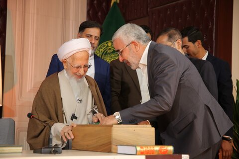 آية الله العظمي جوادي الآملي يُهدي موسوعة تفسير "تسنيم" إلى العتبة العلوية