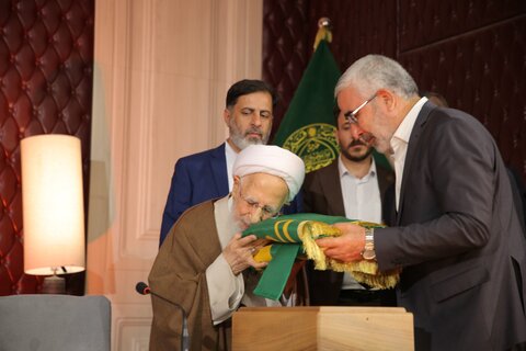 آية الله العظمي جوادي الآملي يُهدي موسوعة تفسير "تسنيم" إلى العتبة العلوية