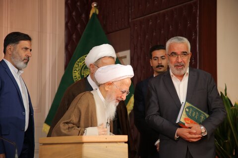 آية الله العظمي جوادي الآملي يُهدي موسوعة تفسير "تسنيم" إلى العتبة العلوية