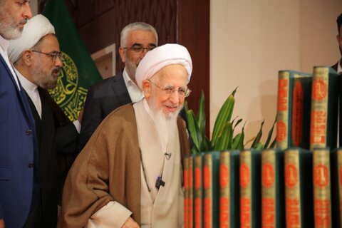 آية الله العظمي جوادي الآملي يُهدي موسوعة تفسير "تسنيم" إلى العتبة العلوية