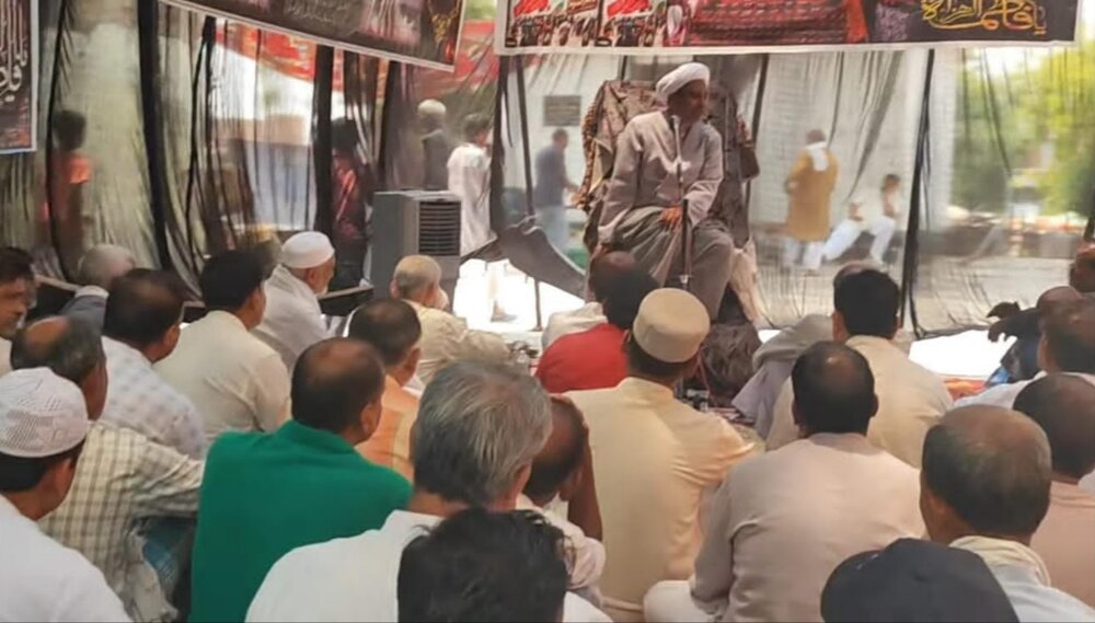 मोमिन अहले बैत (अ) के पदचिन्हो पर चलता हैः मौलाना वसी हसन खान