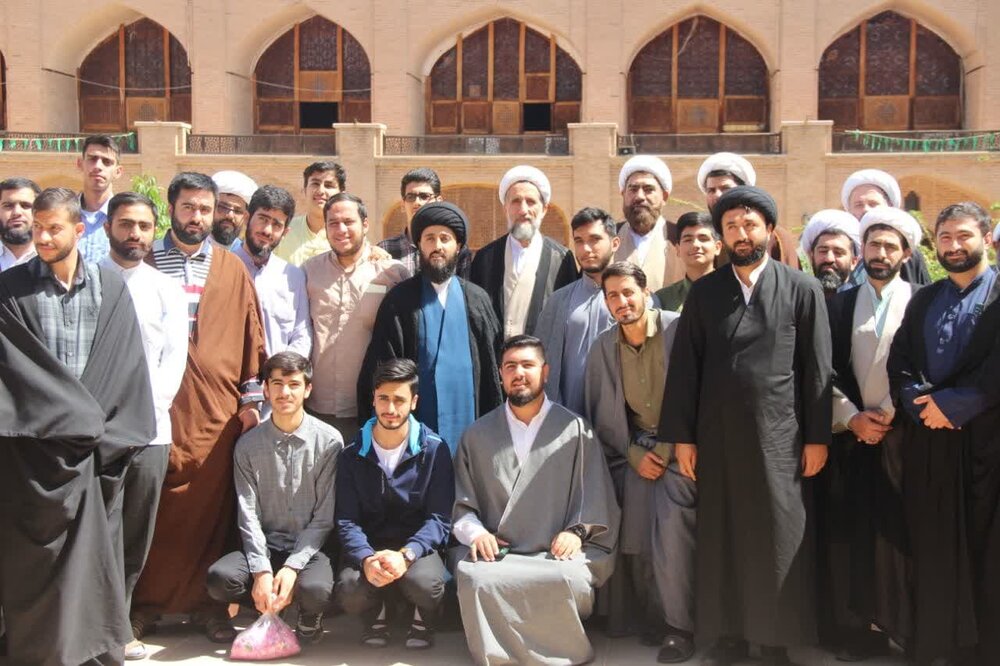 تصاویر / دیدار نماینده ولی فقیه در استان قزوین با اساتید و طلاب مدرسه صالحیه قزوین