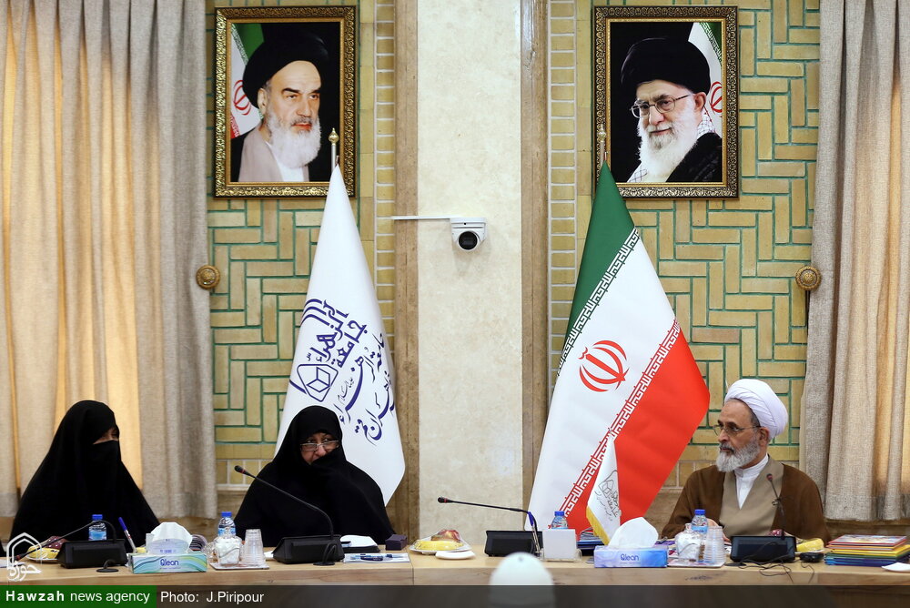 بازدید آیتالله اعرافی از جامعةالزهرا (س) / نهادی که از دستاوردهای محوری حوزه علمیه قم در یکصد سال اخیر است