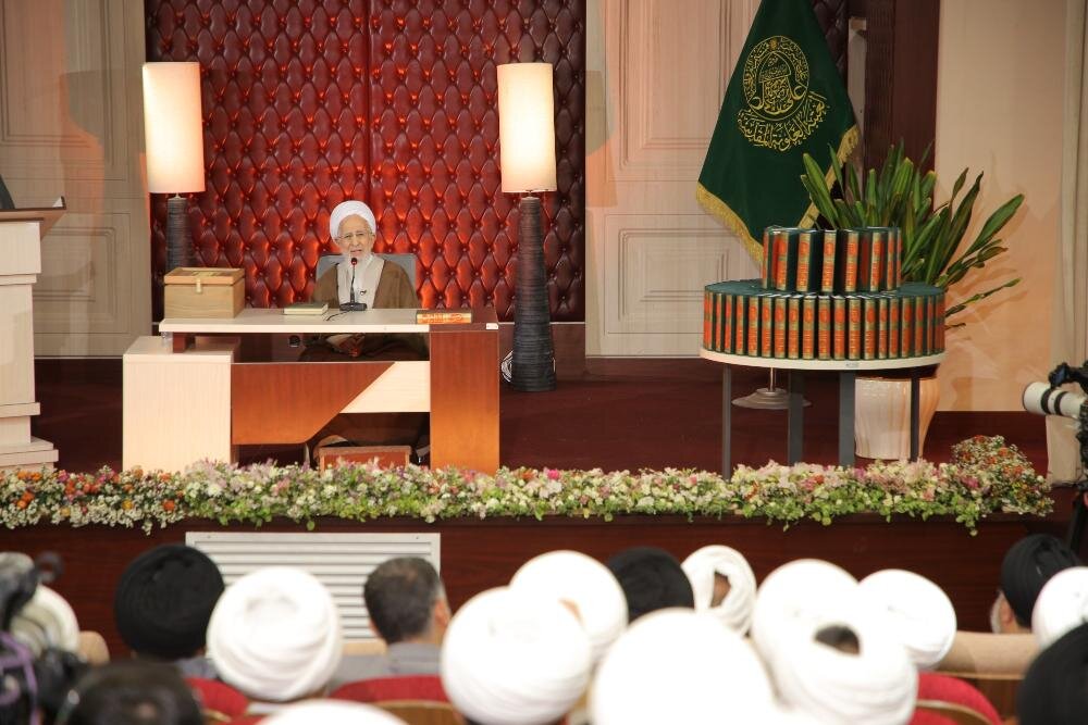 آية الله العظمي جوادي الآملي يُهدي موسوعةً كاملةً من تفسير "تسنيم" إلى العتبة العلوية المقدسة