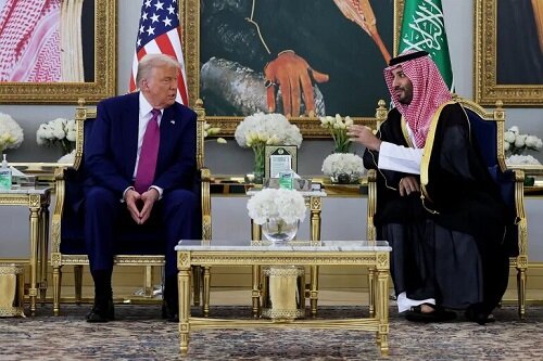 Trump Anakusudia Kufanya Biashara kwa Kutumia Utajiri na Damu ya Watu wa Ukanda huu/ Washington Inajaza Mifuko Yake kutokana na Pesa za Nchi za Kiarabu