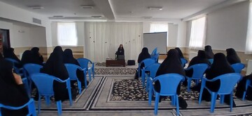 تصاویر/ برگزاری نشست علمی کتابخوانی در مدرسه علمیه فاطمه الزهرا(س) کوهدشت