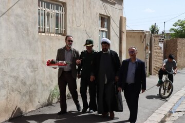 تصاویر/ عیادت امام جمعه ابهر از مادر شهید والامقام اکبر افشاری