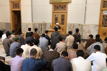 طلاب منشور روحانیت رهبر معظم انقلاب را مطالعه و مباحثه کنند