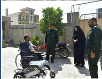 سپاه دیّر ۵ ویلچر برقی به معلولان هدیه داد