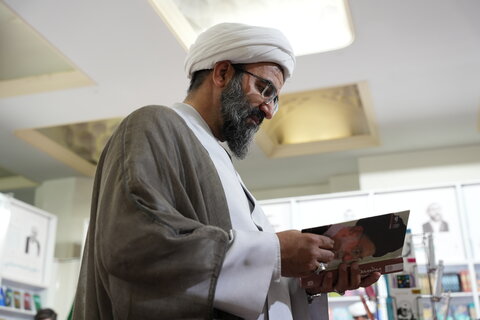 تصاویر بازدید مدیر حوزه علمیه استان تهران از نمایشگاه کتاب