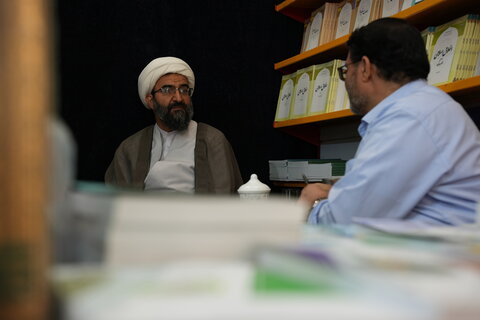 تصاویر بازدید مدیر حوزه علمیه استان تهران از نمایشگاه کتاب
