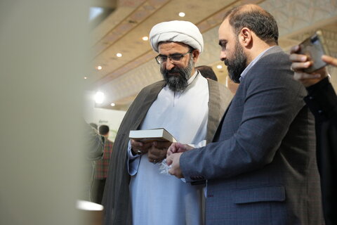 تصاویر بازدید مدیر حوزه علمیه استان تهران از نمایشگاه کتاب