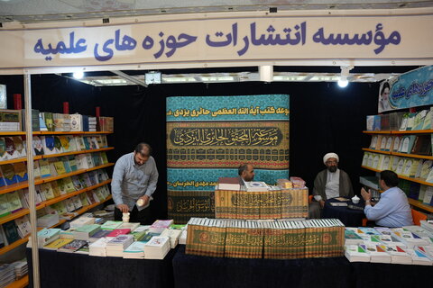 تصاویر بازدید مدیر حوزه علمیه استان تهران از نمایشگاه کتاب