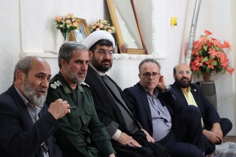 تصاویر/ عیادت امام جمعه ابهر از مادر شهید والامقام اکبر افشاری