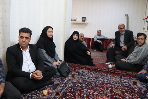 تصاویر/ عیادت امام جمعه ابهر از مادر شهید والامقام اکبر افشاری