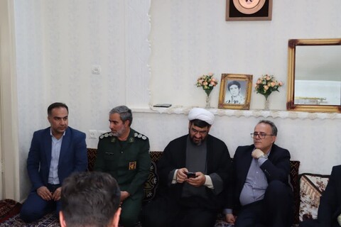 تصاویر/ عیادت امام جمعه ابهر از مادر شهید والامقام اکبر افشاری