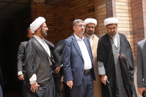 بازدید استاندار لرستان از مدرسه علمیه رضویه خرم آباد