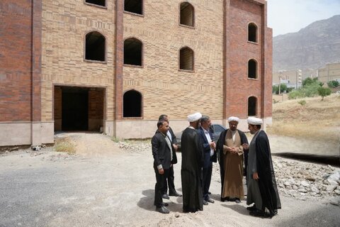 بازدید استاندار لرستان از مدرسه علمیه رضویه خرم آباد