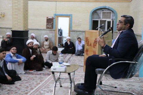 تصاویر/ جلسه سخنرانی  سعید عزیزی در حوزه علمیه بناب