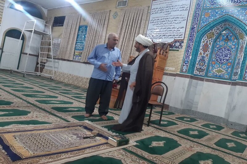 ابتکار امام جماعت مسجد قمر بنی هاشم(ع) کرمانشاه در آموزش احکام به خانواده‌ها+عکس