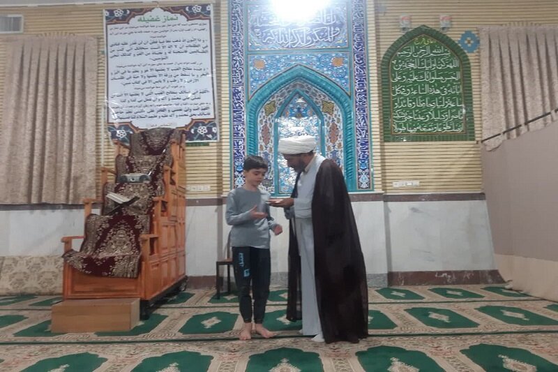 ابتکار امام جماعت مسجد قمر بنی هاشم(ع) کرمانشاه در آموزش احکام به خانوادهها+عکس