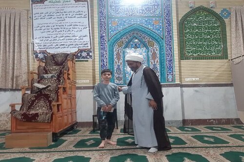 ابتکار امام جماعت مسجد قمر بنی هاشم(ع) کرمانشاه در آموزش احکام به خانواده‌ها+عکس