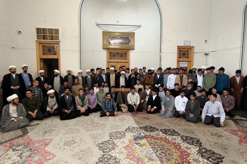 طلاب منشور روحانیت رهبر معظم انقلاب را مطالعه و مباحثه کنند