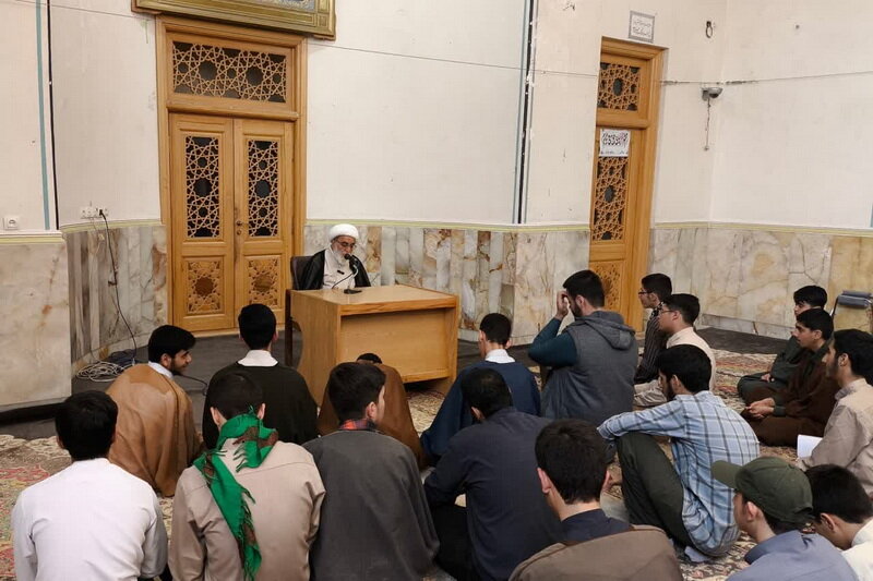 طلاب منشور روحانیت رهبر معظم انقلاب را مطالعه و مباحثه کنند