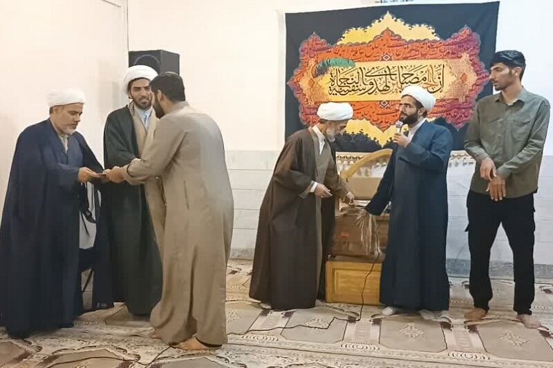 تجلیل از اساتید و طلاب پژوهشگر مدرسه علمیه حضرت ولی عصر (عج) کنگاور+عکس