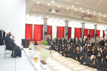 تجمع بانوان یاسوجی در حسینیه ثارالله/ تجلیل از الگوی خدمت و اخلاص در یاسوج + تصاویر