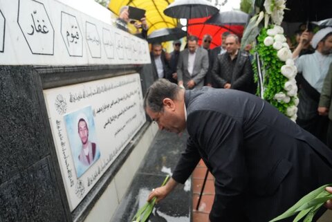 تصاویر/ غبار روبی مزار شهدای ارومیه