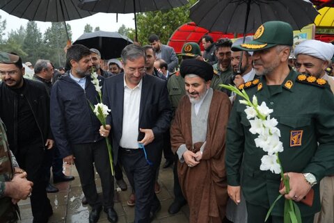 تصاویر/ غبار روبی مزار شهدای ارومیه