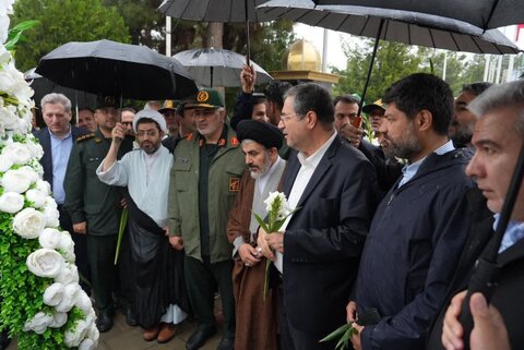 تصاویر/ غبار روبی مزار شهدای ارومیه