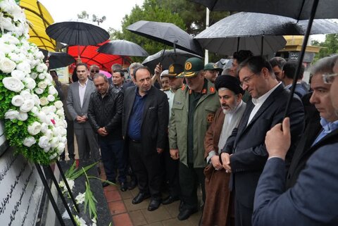 تصاویر/ غبار روبی مزار شهدای ارومیه