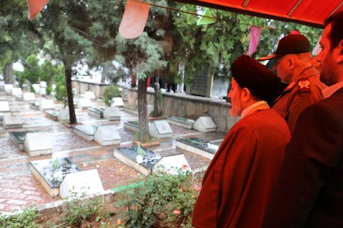 تصاویر/ غبار روبی مزار شهدای ارومیه