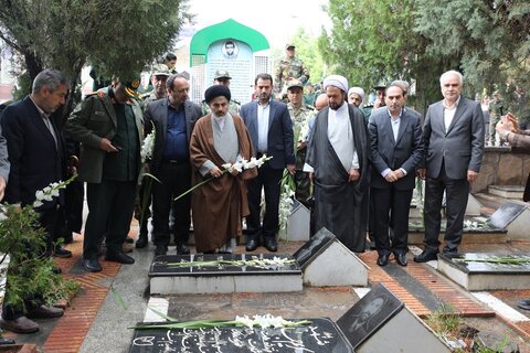 تصاویر/ غبار روبی مزار شهدای ارومیه