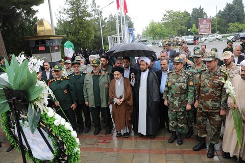 تصاویر/ غبار روبی مزار شهدای ارومیه