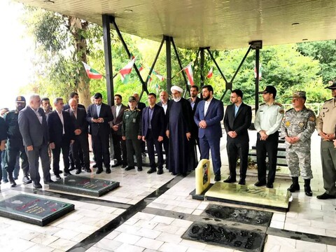 تصاویر/ رئیس سازمان قضایی نیروهای مسلح در گلزار شهدای شهرستان نکا و ادای احترام به مقام والای شهیدان