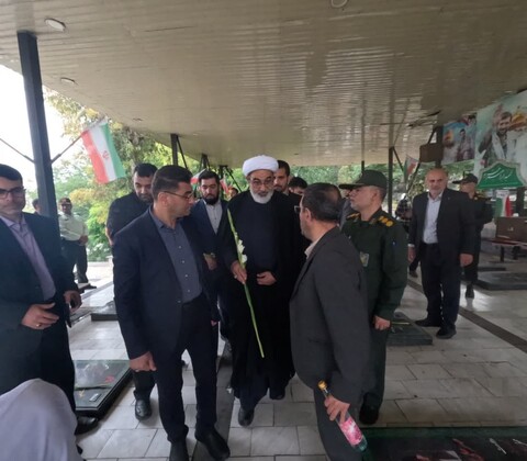 تصاویر/ رئیس سازمان قضایی نیروهای مسلح در گلزار شهدای شهرستان نکا و ادای احترام به مقام والای شهیدان