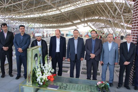 تصاویر / مراسم غبارروبی مزار شهدای خدمت در تبریز