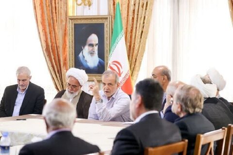تصاویر/ دیدار رئیس‌جمهور پزشکیان با جمعی از علما و بزرگان مذاهب اسلامی کرمانشاه