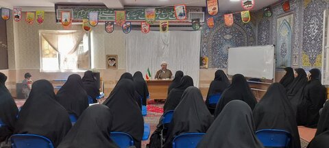 تصاویر نشست مؤسس مدارس علمیه خواهران و برادران نورآباد با طلاب و کادر مدرسه علمیه ریحانه الرسول(س)