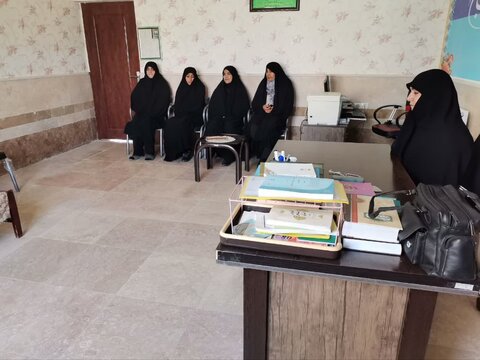 تصاویر نشست مؤسس مدارس علمیه خواهران و برادران نورآباد با طلاب و کادر مدرسه علمیه ریحانه الرسول(س)