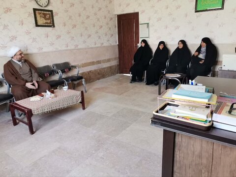 تصاویر نشست مؤسس مدارس علمیه خواهران و برادران نورآباد با طلاب و کادر مدرسه علمیه ریحانه الرسول(س)