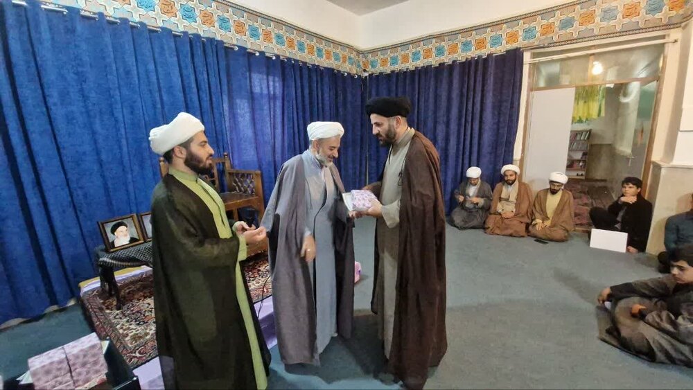تجلیل از اساتید مدرسه علمیه امیرالمومنین(ع) درگزین+عکس