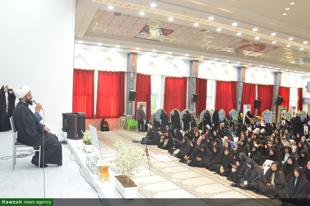 تجمع بانوان یاسوجی در حسینیه ثارالله/ تجلیل از الگوی خدمت و اخلاص در یاسوج + تصاویر