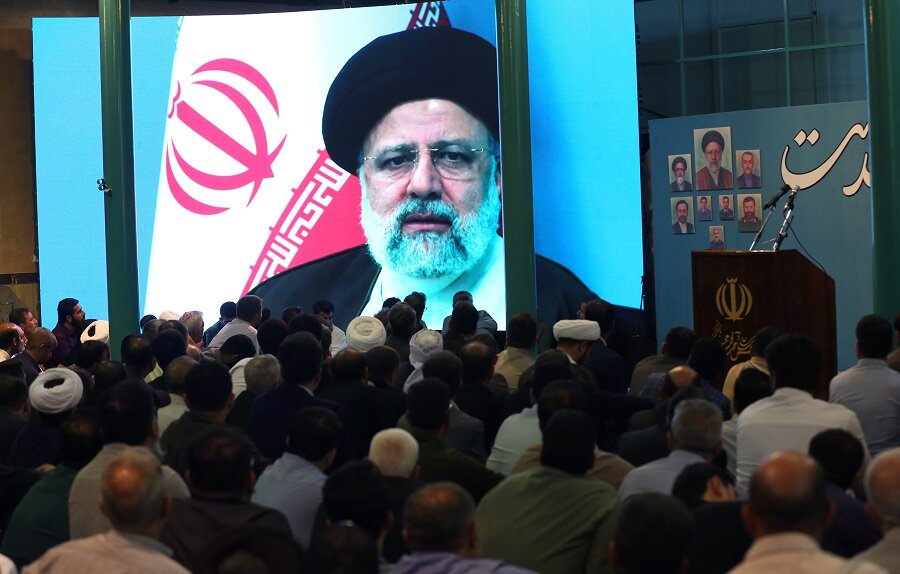 شهید رئیسی میز ریاست‌جمهوری را به میدانی برای خدمت تبدیل کرد/ شهید رئیسی به عهدش وفا کرد