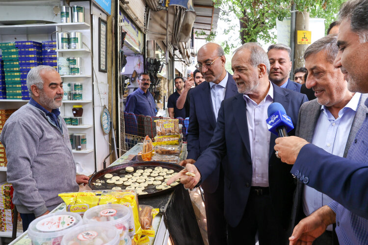 بازدید سرزده پرشکیان از بازار سنتی کرمانشاه/ گفت‌وگوی صمیمی با مردم و بازاریان