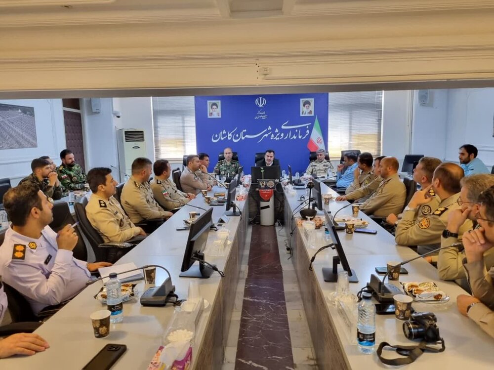 برگزاری نشست دانشجویان دانشگاه فرماندهی و ستاد ارتش با فرماندار کاشان+عکس